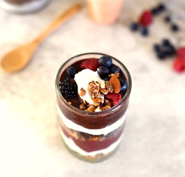 Frühstücksglas mit Joghurt, Beeren und Nüssen