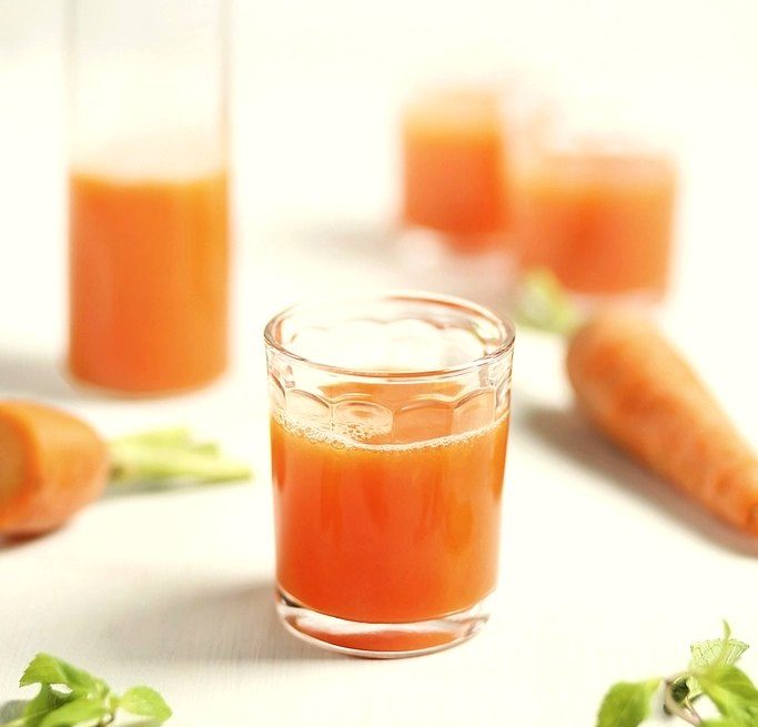 Frisch gepresster Saft mit Karotte und Orange
